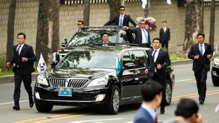 Мун Дже-ин - президент на Южна Корея
Hyundai Equus Stretch Edition
Президентът на Южна Корея Мун Дже-ин прави недвусмислено признание за качествата на националната автомобилна индустрия, като ползва флагмана на Hyundai. Дългият 5,46 метра Equus Stretch Edition е брониран и има вградени автоматични оръжия за отбрана.