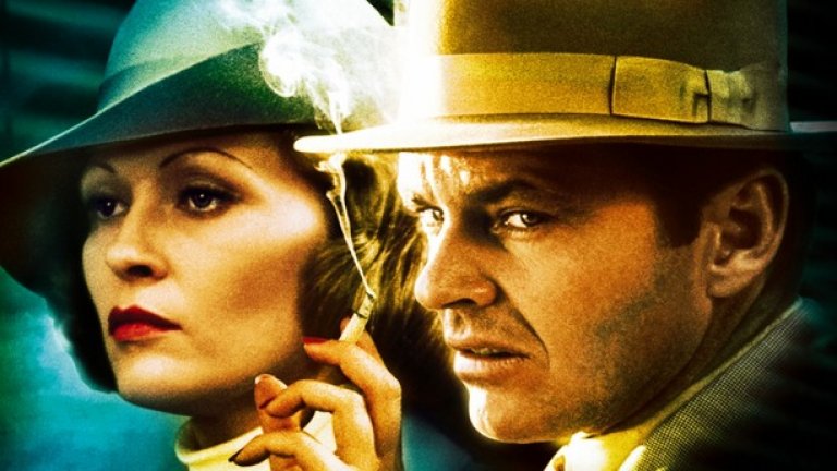 "Китайски квартал"
Джак Никълсън доставя стоката прясна и вкусна в елегантния и класен neo-noir на Роман Полански "Китайски квартал". Неговият детектив Джейк Гитс е внушителна персонификация на жанровия анти-герой - циничен, дори вулгарен, пренаситен с греховните и аморални измерения на света.
Джак композира митологичен образ, актьорски архетип, който е натоварен с влияния и съществува в постоянен диалог със своите предшественици. В същото време Никълсън надгражда класиките и добавя нови детайли в дълбокия и атрактивен психологически портрет на детектив Джейк Гитс.