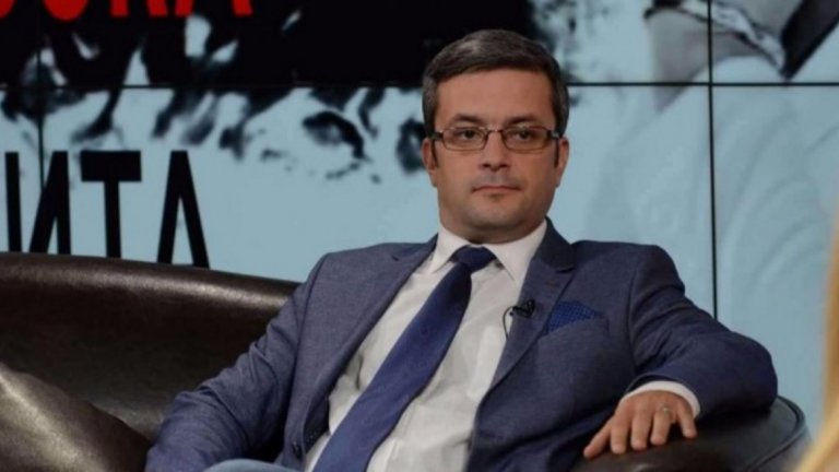 Тома Биков - от ДБГ в ГЕРБ
Когато през 2012 г. Меглена Кунева основава партията си Движение "България на гражданите", окрилена от добрия си резултат на президентските избори половин година по-рано,  Тома Биков е сред онези, които полагат подписа си като учредители. По това време той е едно от остриетата на партията и редовно критикува управляващата партия ГЕРБ, премиера Бойко Борисов и заместника му в партията и вътрешен министър по това време Цветан Цветанов. Неговият коментарен текст, посветен на Борисов - "Карикатура на диктатор" продължава да обикаля из интернет периодично. Тома Биков е номиниран за водач на парламентарната листа на ДБГ в Бургас за изборите през 2013 г. След изборите за европейския парламент през 2014 г. обаче се дистанцира от новосформираната коалиция Реформаторския блок заради липсата на единно лидерство и отказва да влезе в листите за народни представители на РБ. Вместо това в края на 2014 г. е назначен за съветник към Министерски съвет и част от екипа на вицепремиера Румяна Бъчварова. През 2017 г. вече е кандидат за депутат от листата на ГЕРБ, а в момента е един от основните говорители на партията в НС и яростен защитник на ГЕРБ и правителството.
