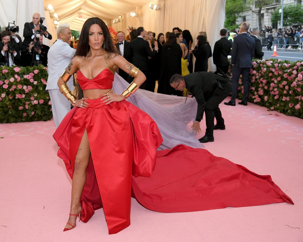 Тя е "трите би", но мрази това определение
С името на Холзи се свързва определението "три би", което предполагаемо сама си е дала. То идва от факта, че е открито бисексуална, биполярна и би-расова (баща ѝ е от афроамерикански произход). Определението "три би" е било повод и за критики срещу нея, а самата Холзи също не го харесва - напротив, в интервю за Rolling Stone казва, че го мрази, защото е "тривиализирано до обикновен хаштаг".
Отвъд това Холзи е и истински хамелеон откъм външен вид и споделя, че обича да сменя цвета на косата си спонтанно - просто става и решава какъв цвят иска да се боядиса този път.