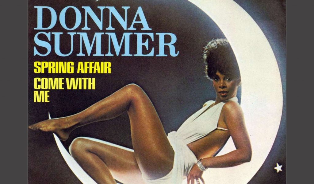 Donna Summer - Spring AffairМакар че фамилията ѝ е "лято", Дона Съмър добре знае как да ни раздвижи с диско звук и меден глас по темата за пролетните флиртове. Te сега са малко сложни за осъществяване, но нищо не ни пречи да си помечтаем.