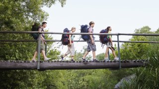 групама, пътуване