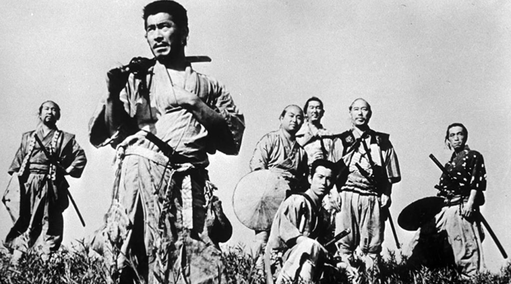 6. "Седемте самураи" (1954 г.)

Докато американските екшъни обикновено разказват за самотния герой, който се изправя срещу опасността, в драмата на Акира Куросава става дума за силата на това да си част от група. Историята за защитата на беззащитни фермери от бандити печели зрителя с разнообразните персонажи, а цялостният, епичен резултат е вдъхновение за всички филми оттук насетне, в които героите трябва да се обединят пред обща заплаха.