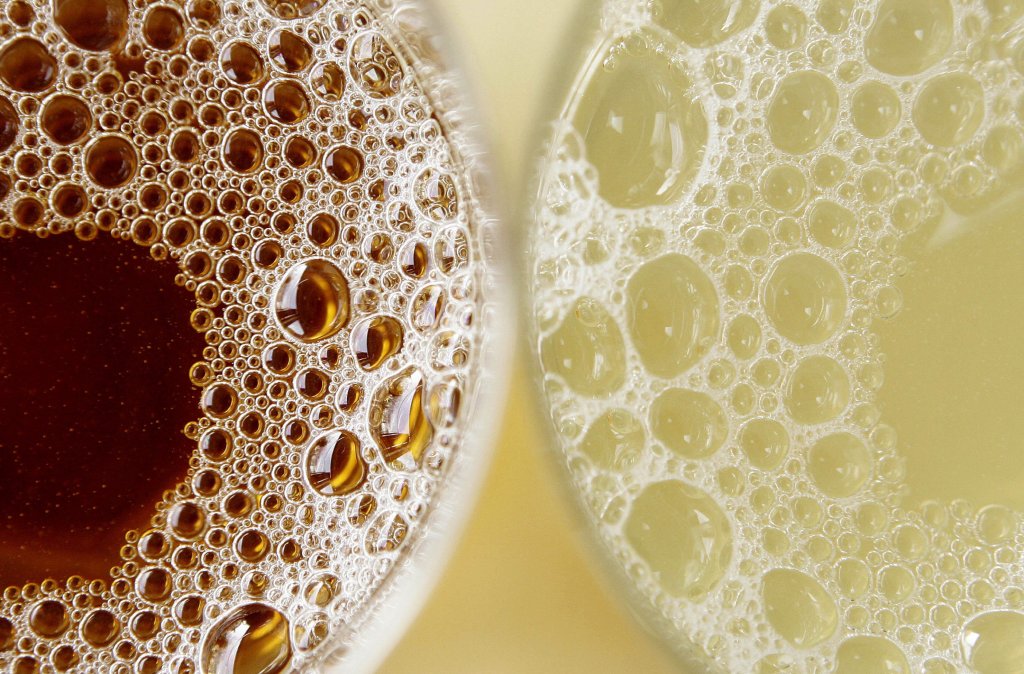 Купешките плодови сокове. Изглеждат като по-безопасната алтернатива на Coca-Cola, но това не е вярно. Плодовите сокове обичайно съдържат адско количество захар, което директно се оформя като бричове по краката ви
