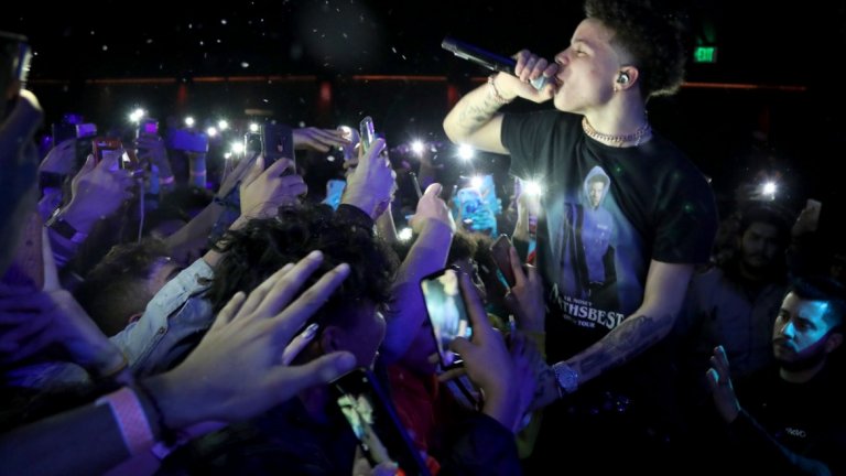 Пиратското качване на неиздавани песни в стрийминг услуги като Spotify не може да бъде напълно спряно. Пример за това е песен на рапъра Lil Mosey, която е по-голям хит преди официалното си пускане, отколкото след това (на снимката: Lil Mosey на концерт в Лос Анджелис)