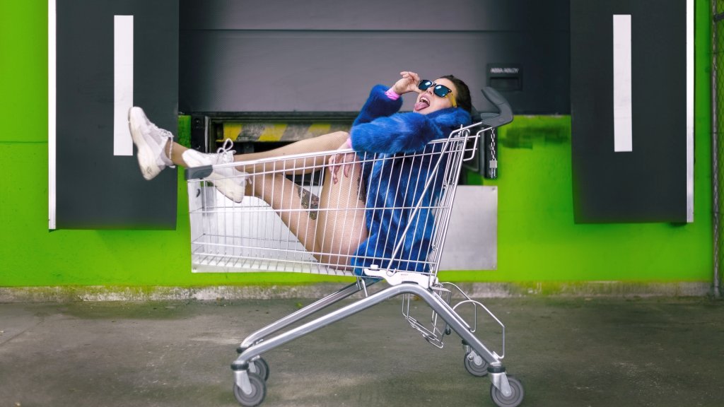 brunette-photoshoot-posing-2285309