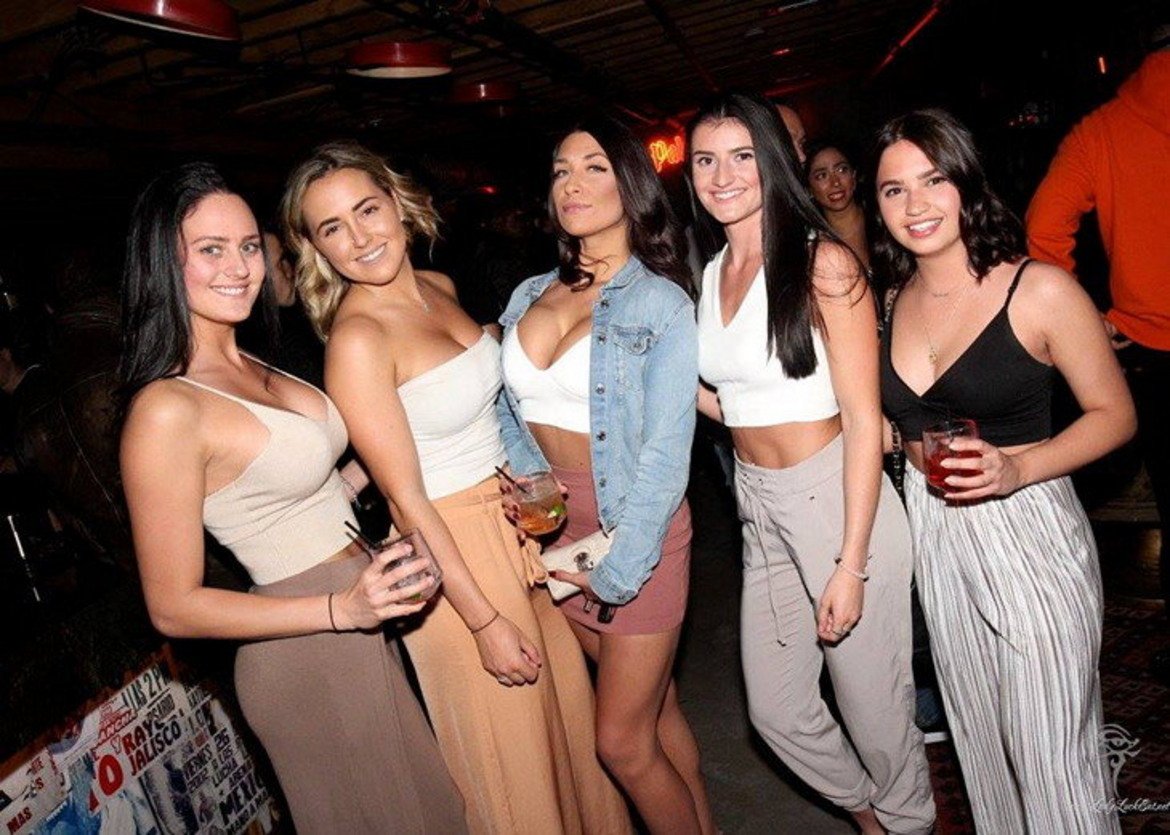 Мона Халем лично избира момичетата за партита.