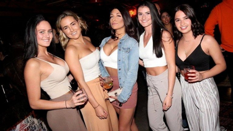 Мона Халем лично избира момичетата за партита.