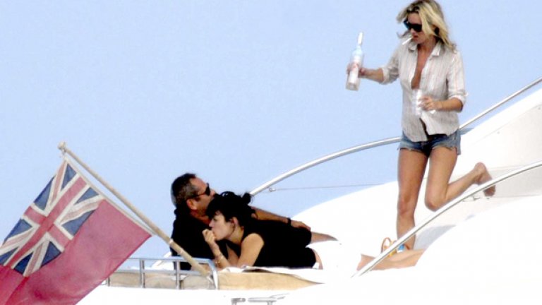 Сензационното е вид изкуство за масова консумация, за масово забавление. Но то е и индустрия. Създава работни места, има бързи обороти и носи печалба. От реклами. А те са също своеобразно парче от цялото, поредната полуистина.