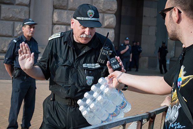 Протестиращите предлагат вода на органите на реда. Полицаите нямат право да приемат жеста.