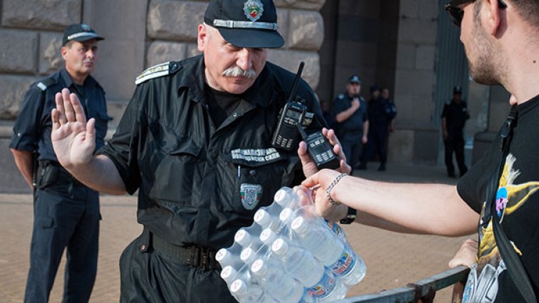 Протестиращите предлагат вода на органите на реда. Полицаите нямат право да приемат жеста.