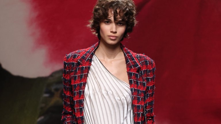 Изобилие от карета 
Пролетта ви дава шанс да се обясните в любов и на карето. Шарката продължава да има широко присъствие, като най-популярна ще е при саката, имитиращи класическия десен на Chanel. 
Освен сака през пролетта на 2024 г. ще се носят също панталони и ризи в познатите черно-червени квадрати.