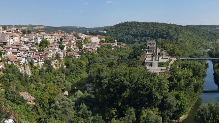 Непременно минете и по историческите мостове над спокойната и величествена Янтра - Владишкия и Стамболовия. С това далеч не се изчерпва разходката във Велико Търново – може да видите и катедралния храм Св. Рождество Богородично, паметник Майка България, къщата-музей Петко Славейков, Художествена галерия Борис Денев, Къщата с Маймунката, Хан хаджи Николи или Музея на силиконовите фигури Царевград.
Дори и само разходка по улиците на кв. "Варуша" или където и да е из старопрестолния град е толкова зареждащо, колкото вероятно и сами не очаквате. Това се дължи на тесните улички, гостоприемни заведения, усещането за малък, но жив град с история и бъдеще. Затова не се колебайте къде да отидете този месец – Велико Търново никога не е грешка, а дори и да попаднете там без предварителен план, градът просто ще ви завладее и ще ви разведе из безбройните си исторически си местенца.
Снимка: Wikimedia Commons/Pudelek