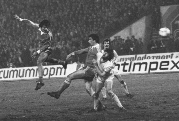 17 март 1982 г. Стойчо Младенов налита и стреля с глава към вратата на Ливърпул в мача-реванш, който ЦСКА печели с 2:0.