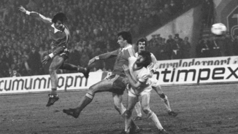17 март 1982 г. Стойчо Младенов налита и стреля с глава към вратата на Ливърпул в мача-реванш, който ЦСКА печели с 2:0.