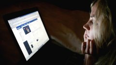 Вместо да се хвърлят върху възглавницата след раздялата, над половината от участниците в проучването веднага влизали в страницата си във Facebook, за да променят статуса си.