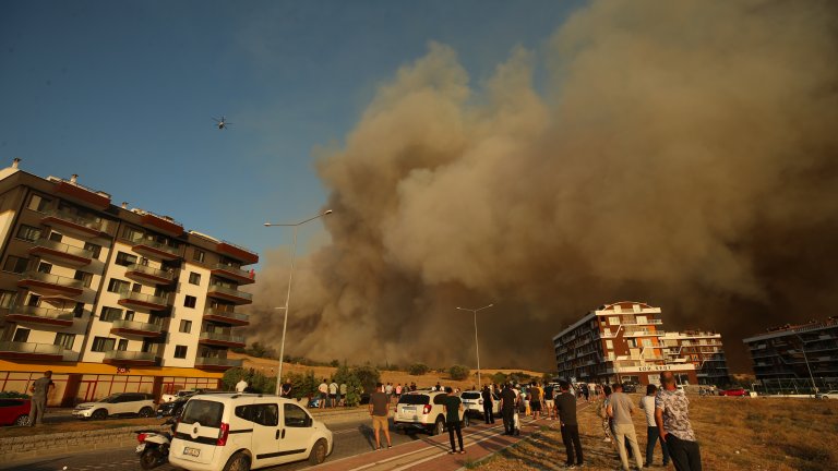 Турция затвори Дарданелите заради пожар