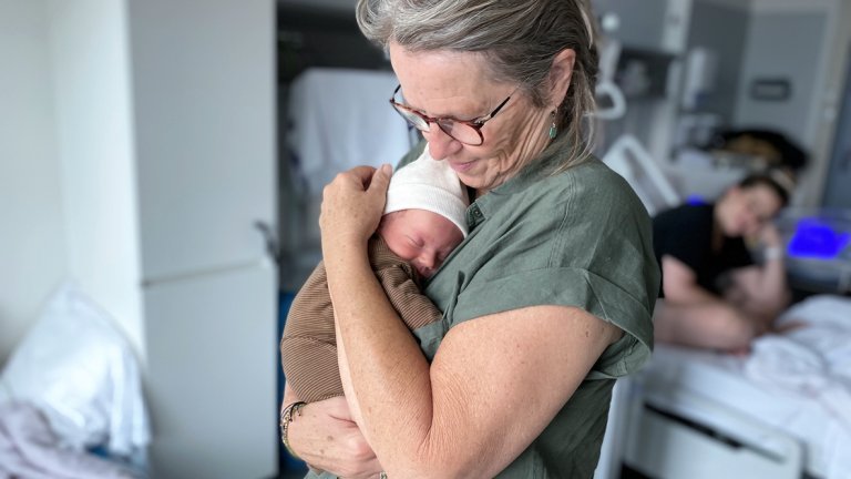 Свекърва или професионалист: В Нидерландия замениха бабите със здравна система