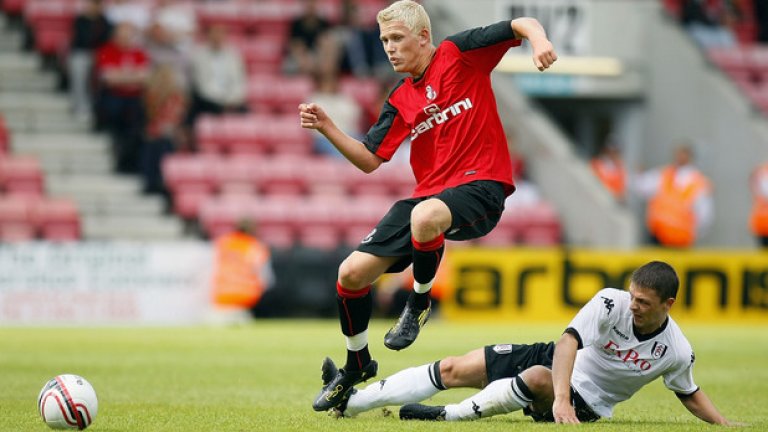 Джейдън Стоукли (Борнемут).
Той дебютира в една дъждовна вечер в Бъртън през 2009-а, когато бе на 15 години, а Борнемут - в трета дивизия. Видя всичко във футбола с две промоции за 5 години клубът му е елитен, а на 21 години Стоукли се надява да изгрее във Висшата лига. И после - футболът не сбъдвал мечти, а?