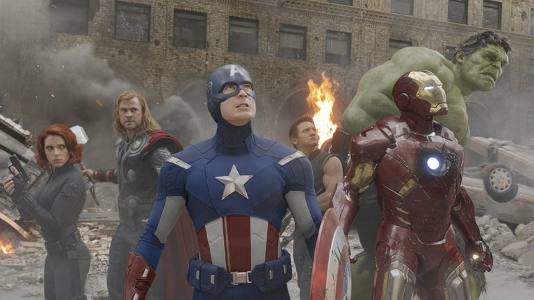 6. Marvel's The Avengers (Отмъстителите, 2012)
Първото голямо филмово събитие на Marvel събра героите от предните им филми. Капитан Америка, Железният човек, Хълк, Тор, Черната вдовица и Hawkeye обединяват сили, за да се изправят срещу Локи и извънземната армия, с която той напада Ню Йорк. "Отмъстителите" е доказателство, че може да се направи балансиран филм с няколко главни герои и до ден днешен остава сред най-добрите попадения в супергеройския жанр.
Любопитен факт - Танос (злодеят в "Отмъстителите: Война без край") е този, който дава на Локи армия за нападение над Земята.