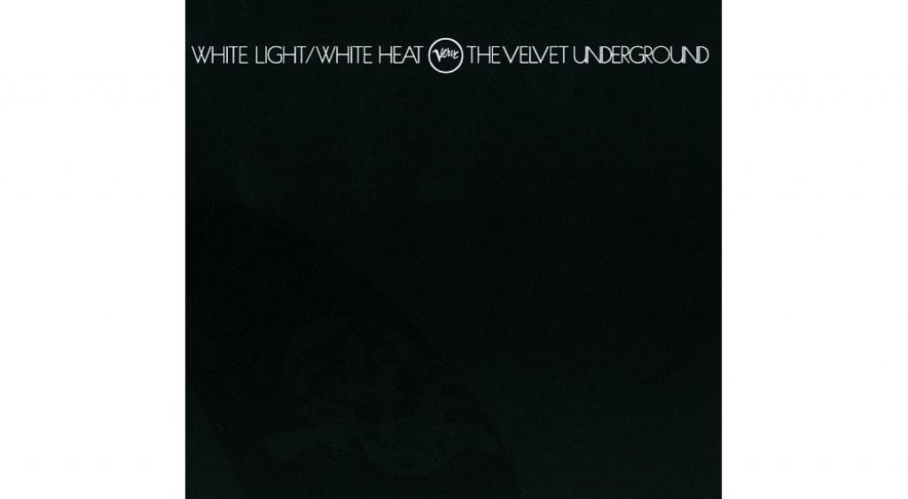 The Velvet Underground - White Light/White HeatГодина: 1968Вторият албум на експерименталната рок група разчита и на ексцентричните идеи на близкия до нея Анди Уорхол. На пръв поглед просто черна, обложката всъщност представлява кадър на татуировка на череп, която принадлежи на Джо Спенсър. Последният играе главната роля във филма Bike Boy на Уорхол през 1967 г., а идеята тъкмо тя да бъде лице на албума е отново на артиста, който решава да я сложи върху черен фон, така че почти да "изчезне".