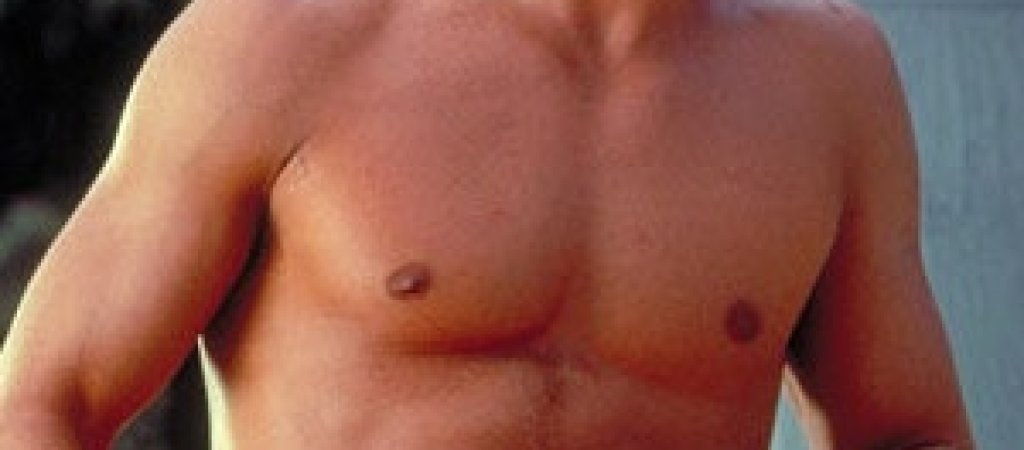 80-те години 
Прилично атлетичното.  Секси  атлетичното  без да се прекалява. \"Спасители на плажа\", \"Брилянтин\". Червените шорти,  бронзовият тен, мускулите.