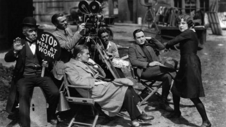 - Ама това е все едно да питаш капитан на танкер дали е квалифициран да плава с надуваема лодка!
- Такъв е законът...