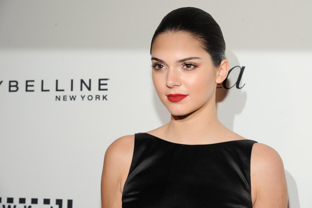 Дженър се страхува от палачинкиКендал страда от рядко състояние, което се нарича трипофобия или страх от малки дупки и издутини. По тази причина гледката на палачинки я ужасява, както и тази на пчелна пита или цветна тичинка.