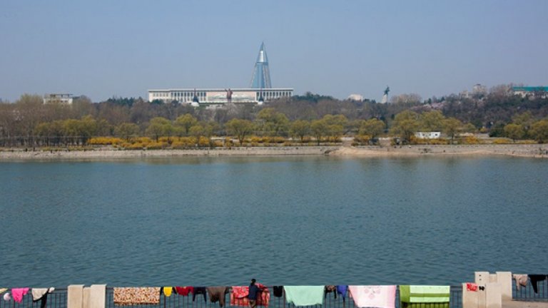 Северна Корея: Когато маските паднат