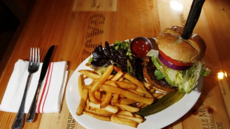 8. Бургер и пържени картофки
 Бързата храна обикновено е нездравословна. При високи нива на мазнини, консерванти и други химически вещества се образува подобна на въглен субстанция. Тя после се съчетава със захарите в пържените картофки и така се образуват цитокини, причиняващи възпаление и ускоряващи процеса на стареене. Затова бъдете внимателни следващия път, когато изпитате потребност от огромен бургер.