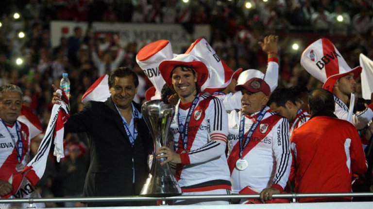 Фернандо Кавенаги. Отбор: Ривърплейт, Рейтинг: 9/10, пенсиониран. Така и не се превърна в Габриел Батистута и въпреки че се радваше на някакъв успех във Франция и Русия, на 33-годишна възраст сложи край на кариерата си през декември миналата година, като нещата, за които може да съжалява, са повече от тези, с които може да се гордее.