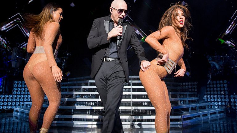 Ето го и американския рапър Pitbull. Винаги гологлав, винаги с много мацки около себе си. Леко агресивен, но на тях явно това им харесва.