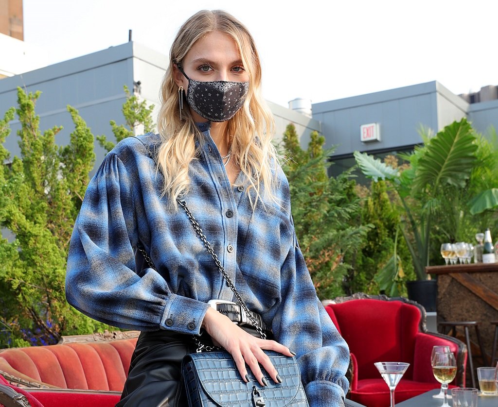 Карето - винаги актуално
Докато карето през есента беше по-скоро типичното шотландско, то през зимата ще го срещаме в малко по-изчистен цветови вариант. Но дори да не последвате тенденцията за по-ситно и семпло каре, залагайки на него, почти няма как да сгрешите. Стига, разбира се, да не сложите две тотално различни карета.