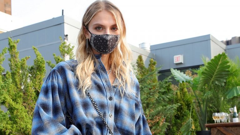 Карето - винаги актуално
Докато карето през есента беше по-скоро типичното шотландско, то през зимата ще го срещаме в малко по-изчистен цветови вариант. Но дори да не последвате тенденцията за по-ситно и семпло каре, залагайки на него, почти няма как да сгрешите. Стига, разбира се, да не сложите две тотално различни карета.