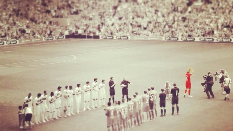 Ден след паметния мач в интернет се появи стилизирано фото от шпалира, с който отборите на Ливърпул и Олимпиакос посрещнаха на терена героя на деня.