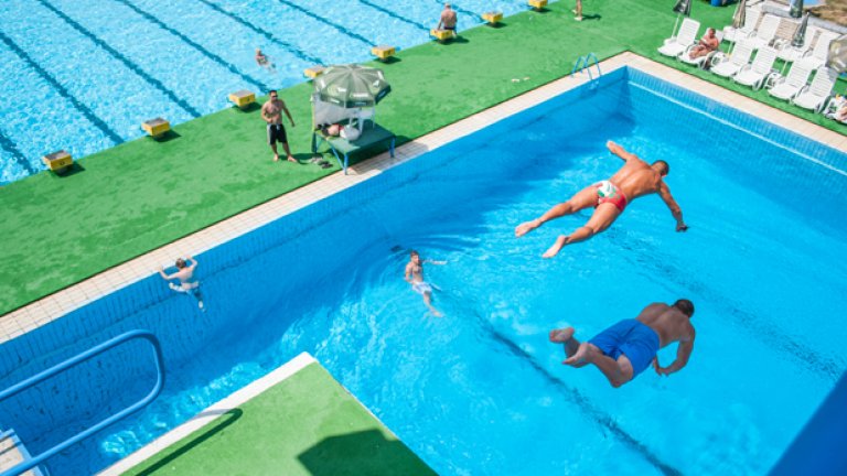 По няколко души наведнъж скачат от кулата