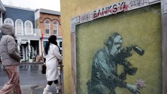 Адвокатите му отричат и смятат, че статията излага уличния артист на опасност