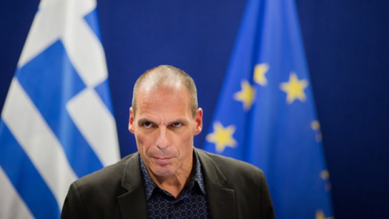 През 2000 г., една година преди Гърция да се присъедини към еврозоната, "една от мерките, които взехме, бе да се отървем от всички наши преси", обясни Варуфакис