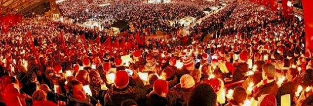 Това не е точно хореография...
31 000 запалянковци на Унион Берлин избраха да посрещнат Коледа на стадиона на отбора заедно. Ето така изглеждаше картинката.