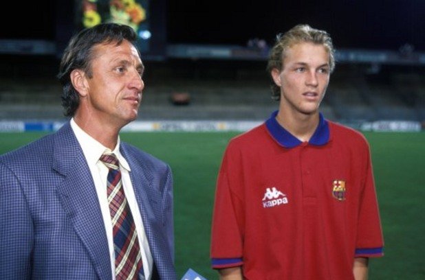 Вляво е един от петимата най-велики футболисти в историята - Йохан Кройф. Вдясно е Жорди, синът му. Игра за Барселона и Юнайтед, печели трофеи, макар и никога да не стигна славата на татко си.
