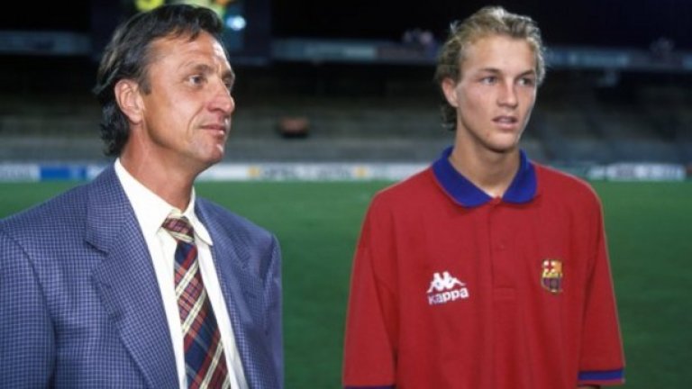 Вляво е един от петимата най-велики футболисти в историята - Йохан Кройф. Вдясно е Жорди, синът му. Игра за Барселона и Юнайтед, печели трофеи, макар и никога да не стигна славата на татко си.