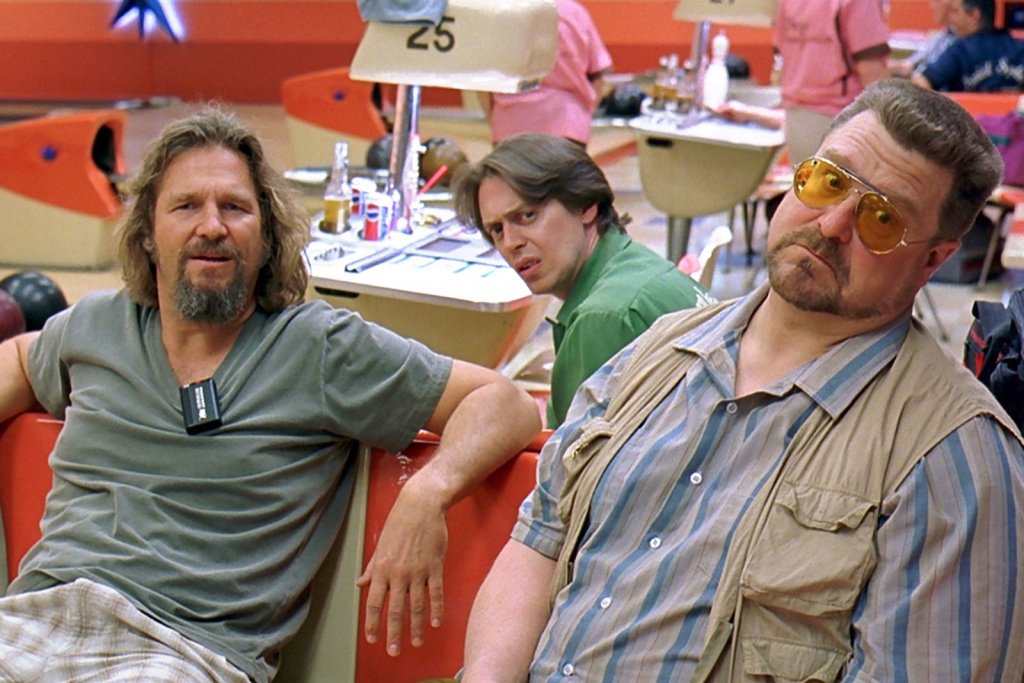 The Big Lebowski / "Големият Лебовски" - "Някъде там на запад, има един тип, за когото искам да ви разкажа. Тип на име Джеф Лебовски. Поне това име са му дали любящите му родители, макар той да не го ползва много. Този Лебовски нарича себе си "Пича"."
Ако сте гледали този велик филм на братята Коен, знаете за какво иде реч. И до днес "Пича" е култов образ за киното, а тези начални фрази перфектно представят ситуацията за зрителя - той ще научи за един легендарен образ, чиято история си заслужава да се види.