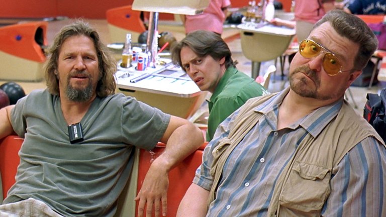 The Big Lebowski / "Големият Лебовски" - "Някъде там на запад, има един тип, за когото искам да ви разкажа. Тип на име Джеф Лебовски. Поне това име са му дали любящите му родители, макар той да не го ползва много. Този Лебовски нарича себе си "Пича"."
Ако сте гледали този велик филм на братята Коен, знаете за какво иде реч. И до днес "Пича" е култов образ за киното, а тези начални фрази перфектно представят ситуацията за зрителя - той ще научи за един легендарен образ, чиято история си заслужава да се види.