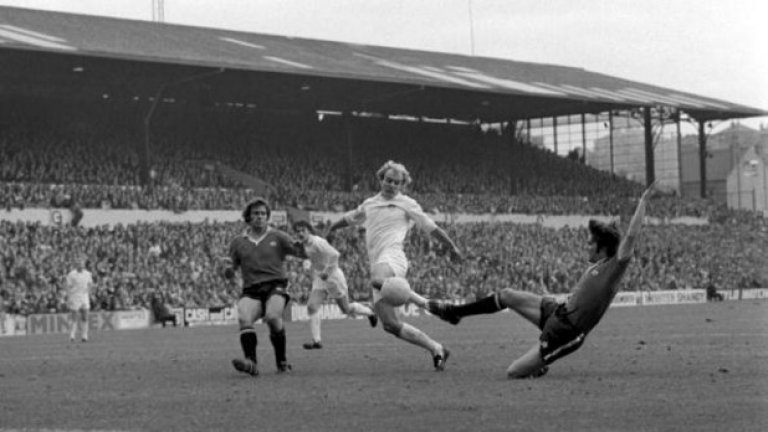 Първият уелсец, играл във финал за КЕШ/Шампионска лига, е Тери Йорат за Лийдс при загубата от Байерн Мюнхен през 1975 г.