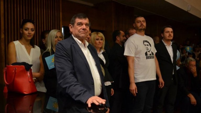 В известен смисъл Обецата Баракова е съвършеният парламентарист за нашите условия - плод на нещастна случайност, но със самочувствие на важен компонент в законодателната естетика и символ на новата българска държавност