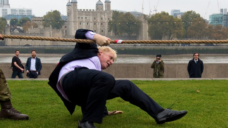 Както във Великобритания, така и в САЩ наблюдаваме масово отхвърляне на опетнената идея, че светът на транснационалните институции води до някакъв вид хепиенд - или дори до "край на историята", звучащ като очарователно старомодна идея.
След тази сбъркана идеология остана разочароваща празнина. На хоризонта не се вижда заместител - партиите от целия спектър отказват да се справят директно с проблемите с неравенство в държавите си.
Естествено е вековното присъствие на национализма да се завърне с гръм и трясък.