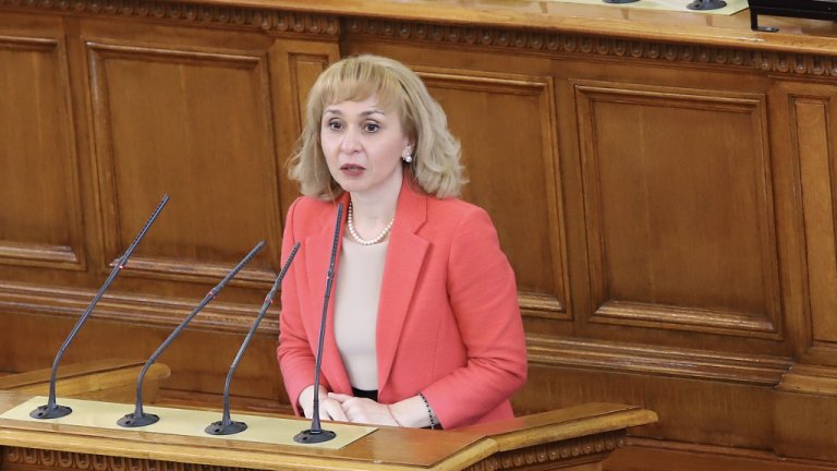 Диана Ковачева посочва, че и трите телекома вдигат цените едновременно и с един и същи процент