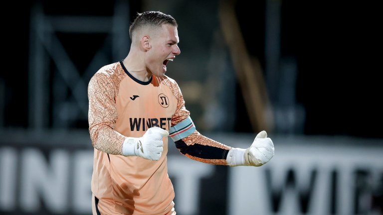 Левски, ЦСКА и Лудогорец искат вратаря на Локомотив Пловдив