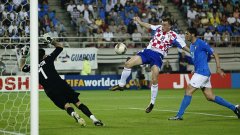 Преди десет години - на Мондиал 2002, бе последната официална среща между Хърватия и Италия. Тогава "шахматистите" спечелиха с 2:1, а след контузията на един от голмайсторите в мача - Олич (на снимката), вратарите Буфон и Плетикоса останаха единствените, които отново ще играят и днес