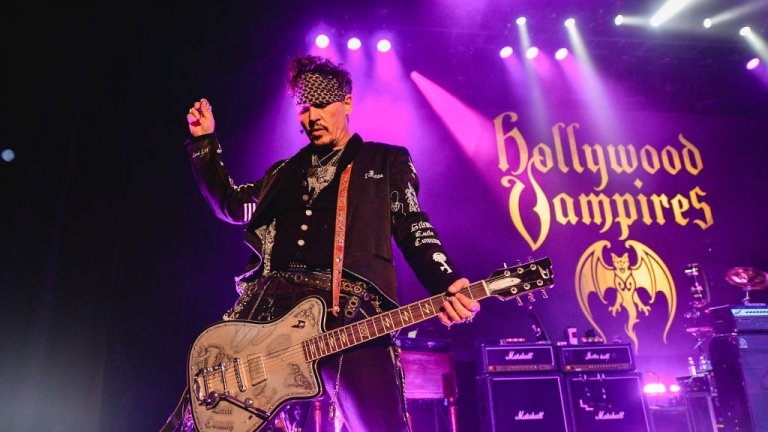 Джони Деп 
Любимецът на дамите (с изключение на Амбър Хърд) е може би сред актьорите, за чиито музикални изяви се говори най-често. През март дори ни зарадва с новината, че можем да го очакваме с Hollywood Vampires на българска сцена този септември, но уви... коронавирусът попречи.
Джони Деп, музикантът Алис Купър и китаристът Джо Пери създават рок бандата през 2015 г. и оттогава имат два албума.